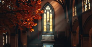 Bild der Christusstatue auf dem Sockel einer verlassenen Kirche mit Sonnenstrahlen, die durch die Fenster fallen und dem Bild Christi, das sich auf dem Boden spiegelt