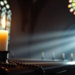 Bild einer brennenden Kerze in einer leeren Kirche, in die intensives Licht durch ein Fenster fällt und die Szene erhellt