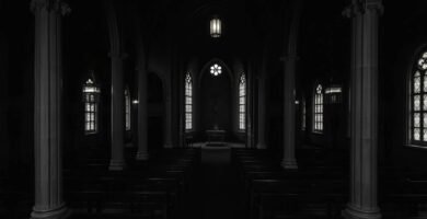 Dunkles Bild des Innenraums einer leeren Kirche mit einem Altar während einer Trauermesse, das Bild ist schlecht beleuchtet