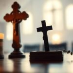 Bild eines Tisches mit einem Rosenkranz, einem Kreuz, einer brennenden Kerze und einer leeren Kirche im Hintergrund