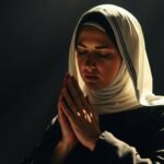 Bild einer Nonne, die in einem dunklen Raum betet, in den von oben Lichtstrahlen einfallen