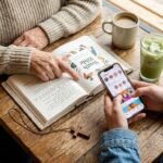 Nahaufnahme eines Tisches, an dem ein älterer Mann versucht, einem neben ihm sitzenden Teenager die Bibel zu erklären. Der Teenager hat ein Handy und nutzt soziale Medien auf dem Bildschirm.