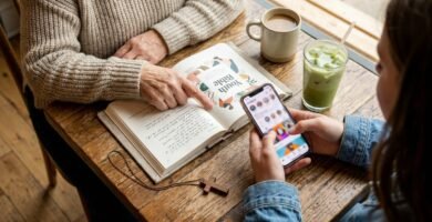 Nahaufnahme eines Tisches, an dem ein älterer Mann versucht, einem neben ihm sitzenden Teenager die Bibel zu erklären. Der Teenager hat ein Handy und nutzt soziale Medien auf dem Bildschirm.
